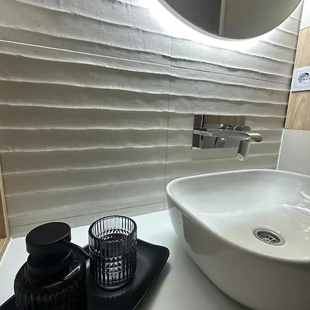 Stylish Renovated - Center