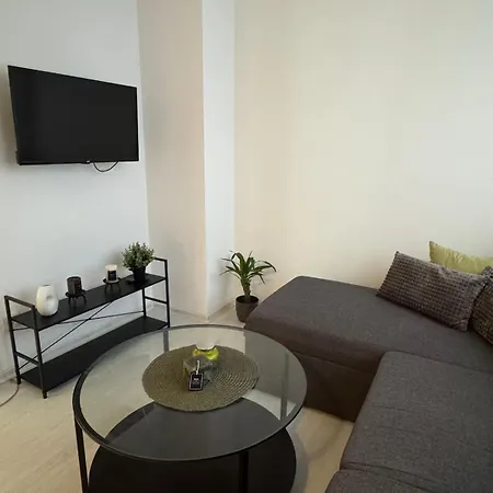 Stylish Renovated - Center *