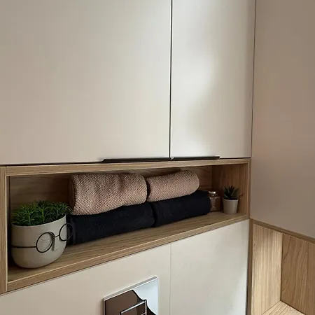 Stylish Renovated - Center *